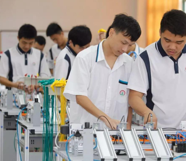 课程教育中设置企业实践环节让学生在实践检验中增加板补短板 课程教育中设置企业实践环节让学生在实践检验中增加板补短板